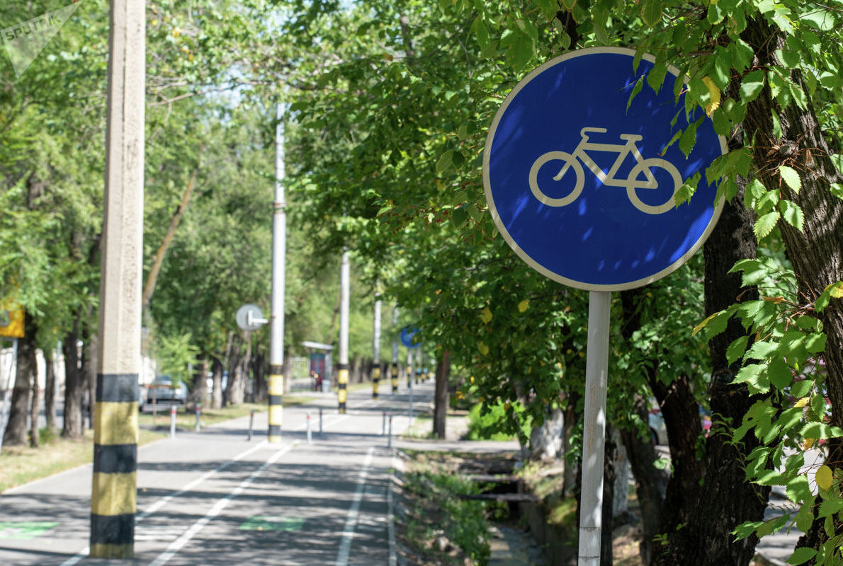 Алматинцы на самокатах и велосипедах
