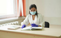 Учитель в маске и перчатках в дежурном классе