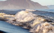 Волны на берегу Халактырского пляжа на полуострове Камчатка