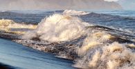 Волны на берегу Халактырского пляжа на полуострове Камчатка