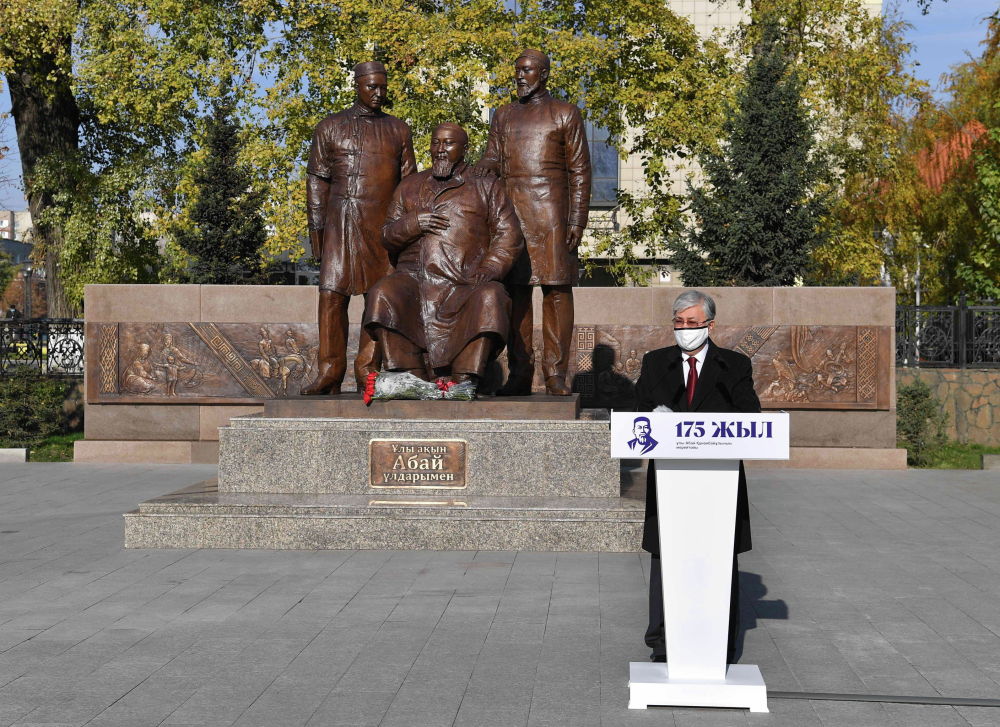 Глава государства Касым-Жомарт Токаев на церемонии открытия памятника ′′Великий поэт Абай с сыновьями′′