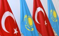 Флаги Турциии и Казахстана