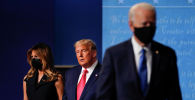 Дональд и Мелания Трамп на сцене дебатов вместе с уходящим Джо Байденом 