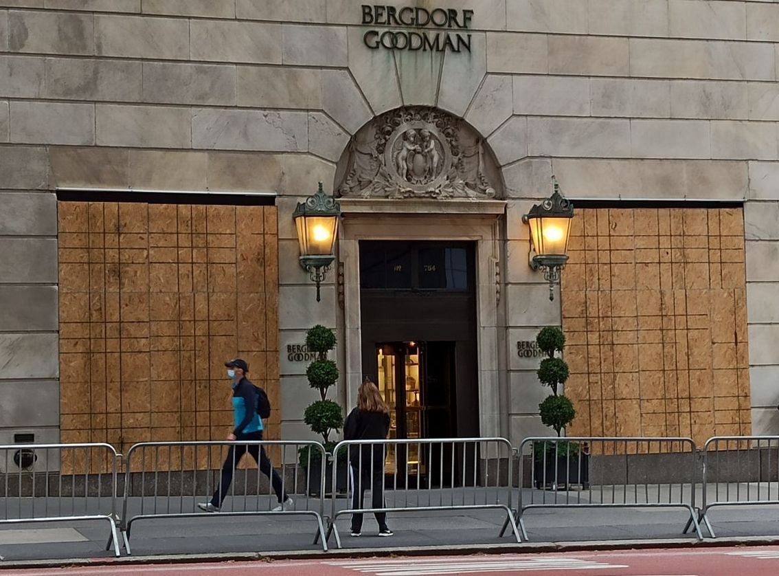 Заколоченные витрины универмага Bergdorf Goodman на 5-й авеню в Нью-Йорке.