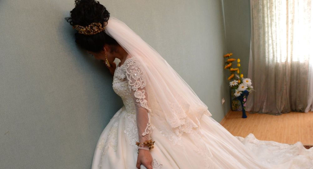 Невеста плачет, архивное фото