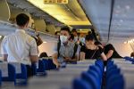 Пассажиры в защитных масках в салоне самолета, архивное фото
