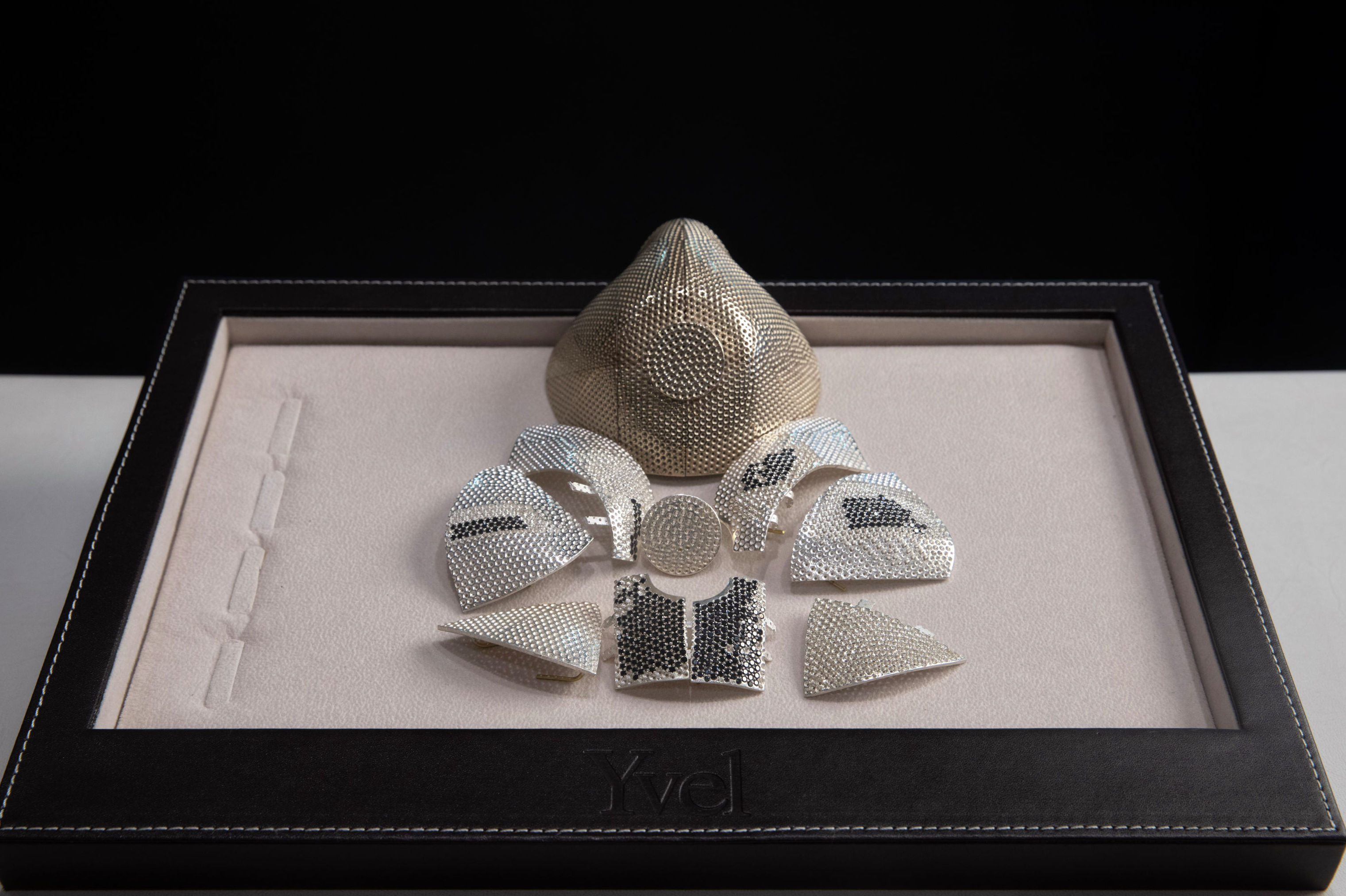 Самая дорогая защитная маска в мире - инкрустированная бриллиантами золотая маска стоимостью 1,5 миллиона долларов 