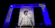 Фотография легенды футбола Диего Марадоны висит перед штаб-квартирой КОНМЕБОЛ после смерти Марадоны в Луке