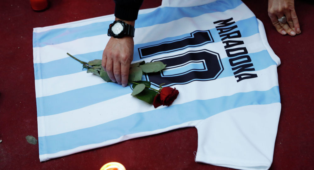 Люди оплакивают смерть легенды аргентинского футбола Диего Марадона в Неаполе