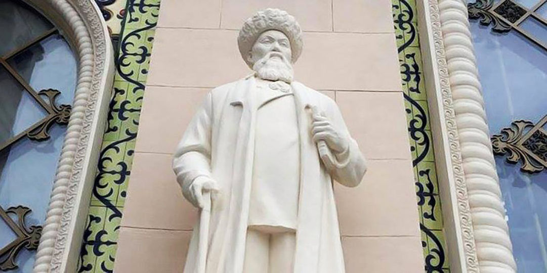 Воссозданный памятник казахскому акыну Жамбылу Жабаеву в павильоне Казахстан на ВДНХ
