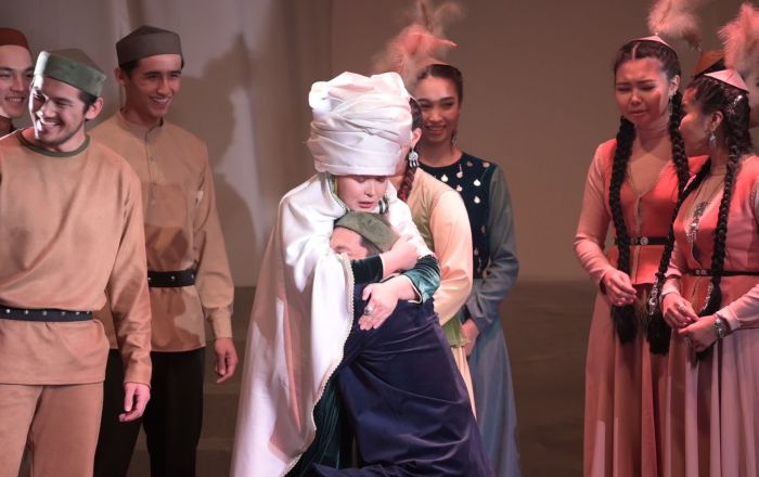 Юный и влюбленный Абай на сцене нового театра в Нур-Султане
