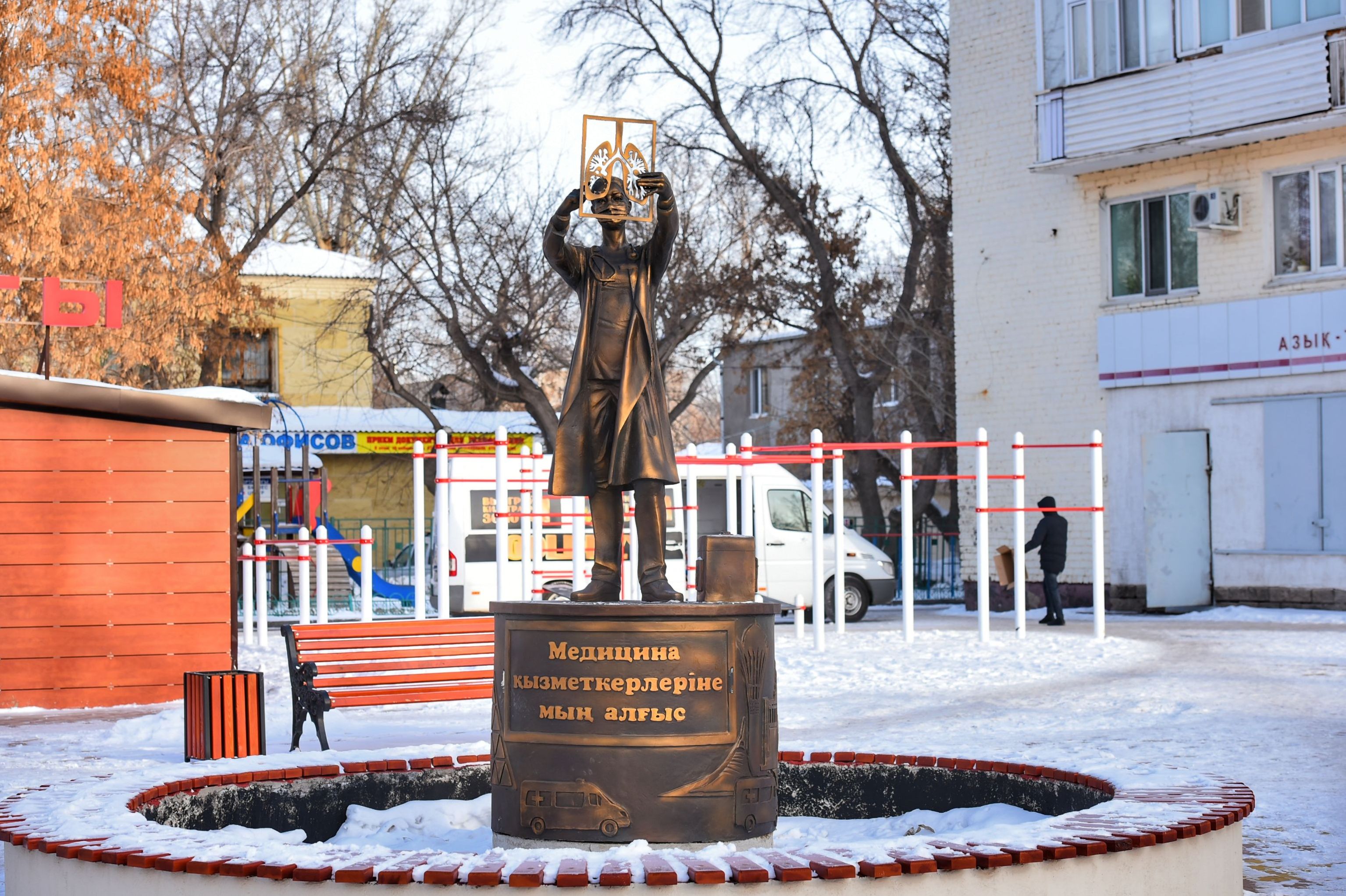 Памятник на территории университета. Памятник врачам ковид Махачкала. Памятник врачам в Москве. Памятник медикам ковид. Памятник врачам ковид Москва.