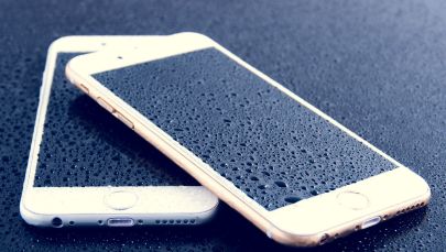 Капли воды на смартфоне