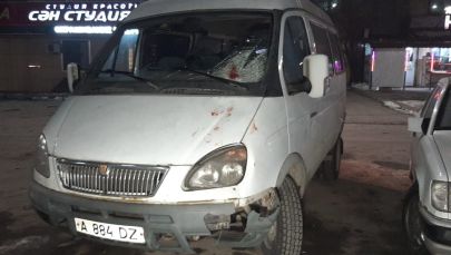 В Алматы пешехода сбили, когда он переходил дорогу в неположенном месте