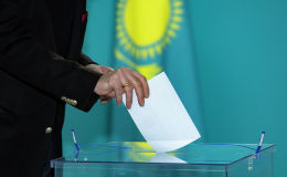 Представители Ассамблеи народа Казахстана голосуют на выборах в мажилис