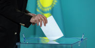 Представители Ассамблеи народа Казахстана голосуют на выборах в мажилис