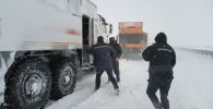 Спасатели вызволяют из снежного плена людей на трассе 