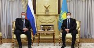 Премьер-министр Аскар Мамин и глава Роскосмоса Дмитрий Рогозин