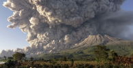 Вулкан Синабунг в Индонезии выбросил столб пепла
