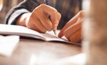 Студентка пишет конспект лекции 