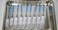 Запакованные шприцы с вакциной от коронавируса в лотке 