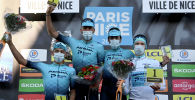 Представители велокоманды Astana на подиуме этапа гонки Париж - Ницца после завоевания звания лучшая команда