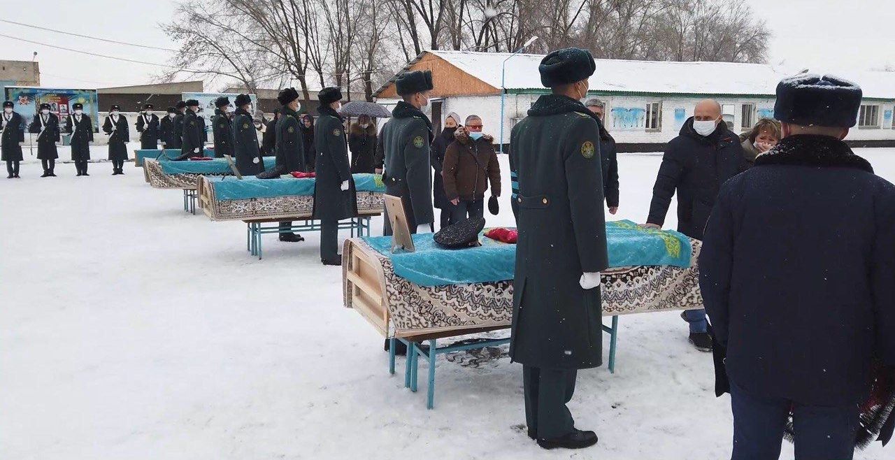 Церемония отдания воинских почестей погибшим военнослужащим Авиационной службы КНБ Казахстана