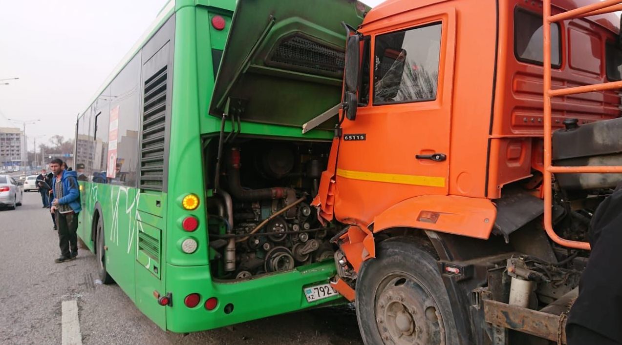 Массовое ДТП с маршрутным автобусом произошло в Алматы: есть пострадавшие