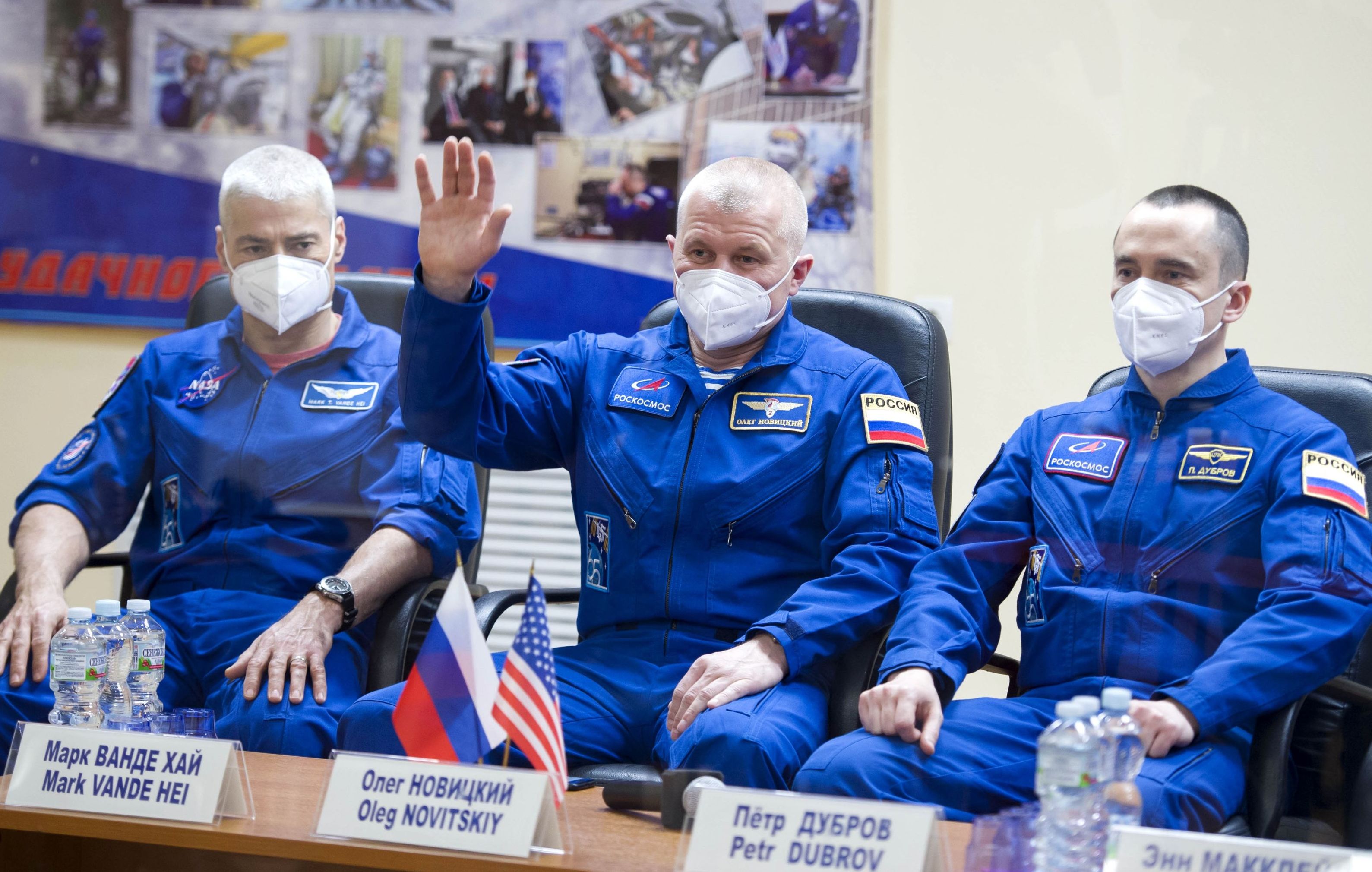 Члены основного экипажа МКС-65 астронавт НАСА Марк Ванде Хай, космонавты Роскосмоса Олег Новицкий и Пётр Дубров (слева направо) 