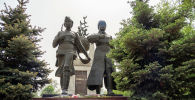 Памятник двум казахстанкам, Героям Советского Союза, пулеметчице Маншук Маметовой и снайперу Алие Молдагуловой был установлен в 1997 году.