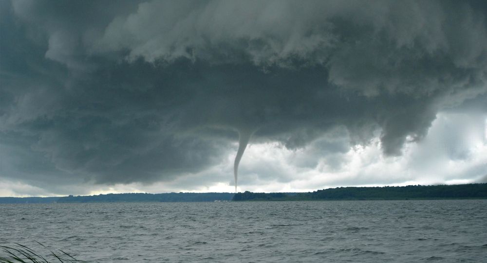 Фото смерча на воде