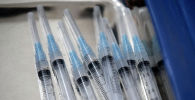 Шприцы с дозой вакцины от коронавируса, подготовленные для инъекций