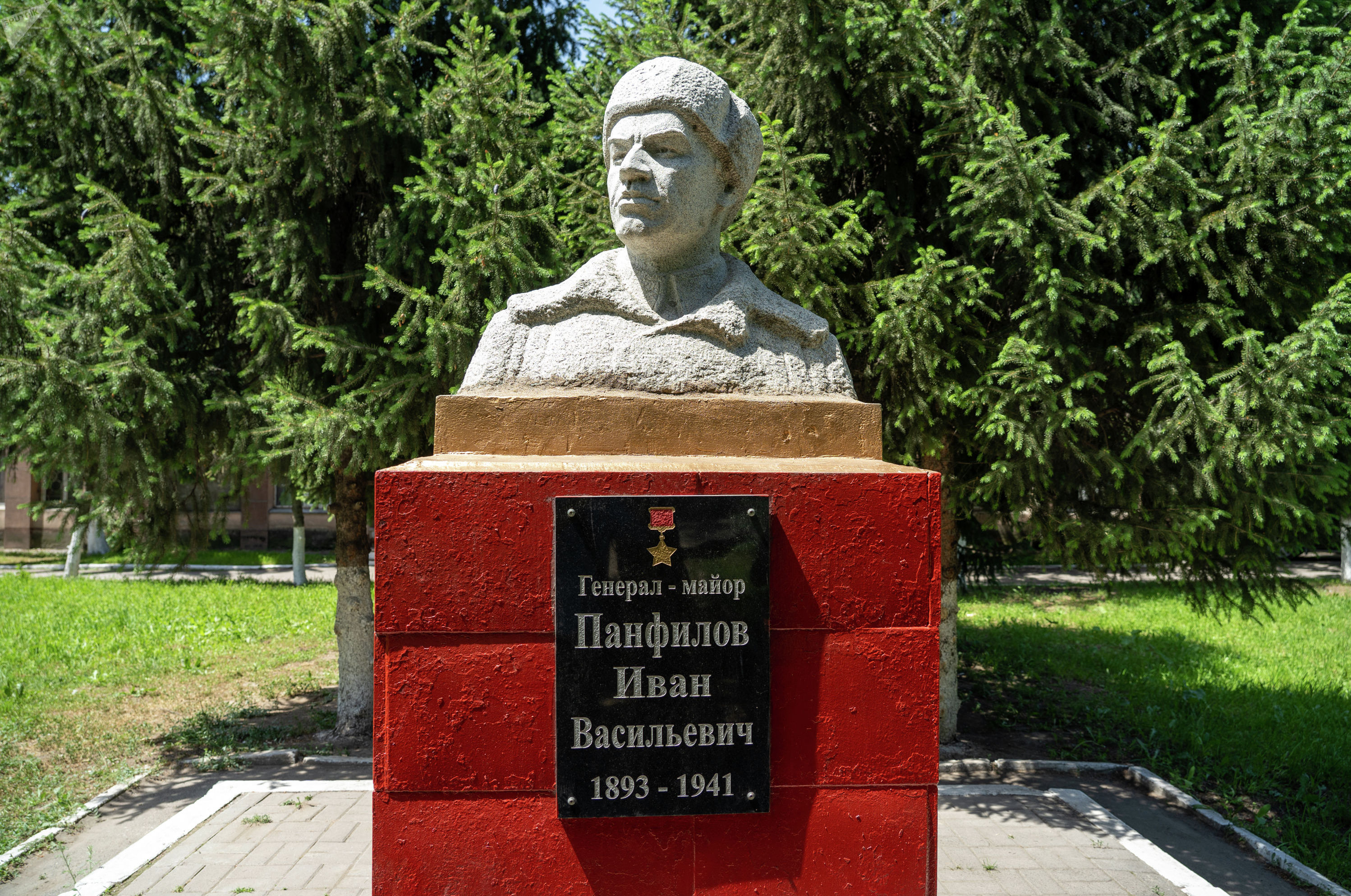 Памятник Ивану Панфилову в Талгарском районе Алматинской области