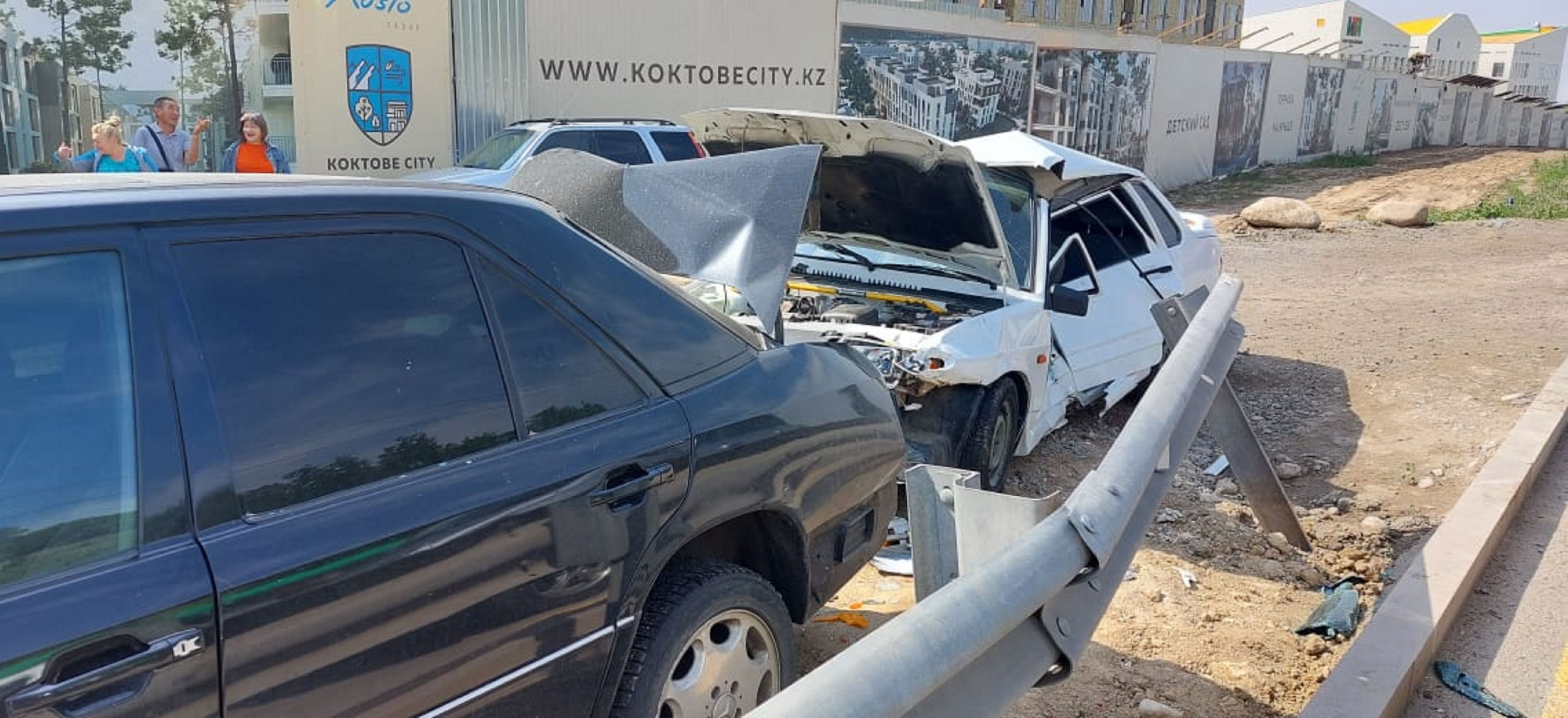 Lada снесла забор в Алматы и ударила припаркованную машину