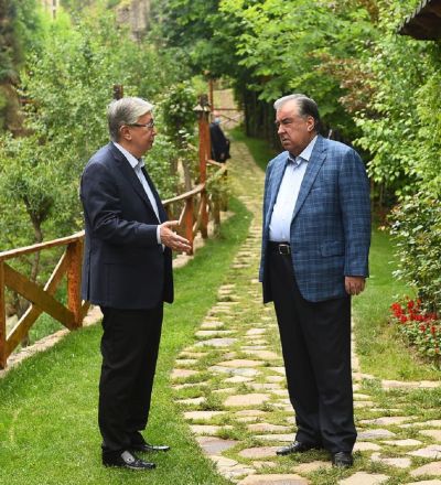 Касым-Жомарт Токаев и Эмомали Рахмон на неформальной встрече