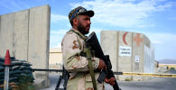 Солдат Афганской национальной армии (АНА) стоит на страже у ворот госпиталя на американской авиабазе Баграм после ухода всех войск США и НАТО, примерно в 70 км к северу от Кабула, 5 июля 2021 года