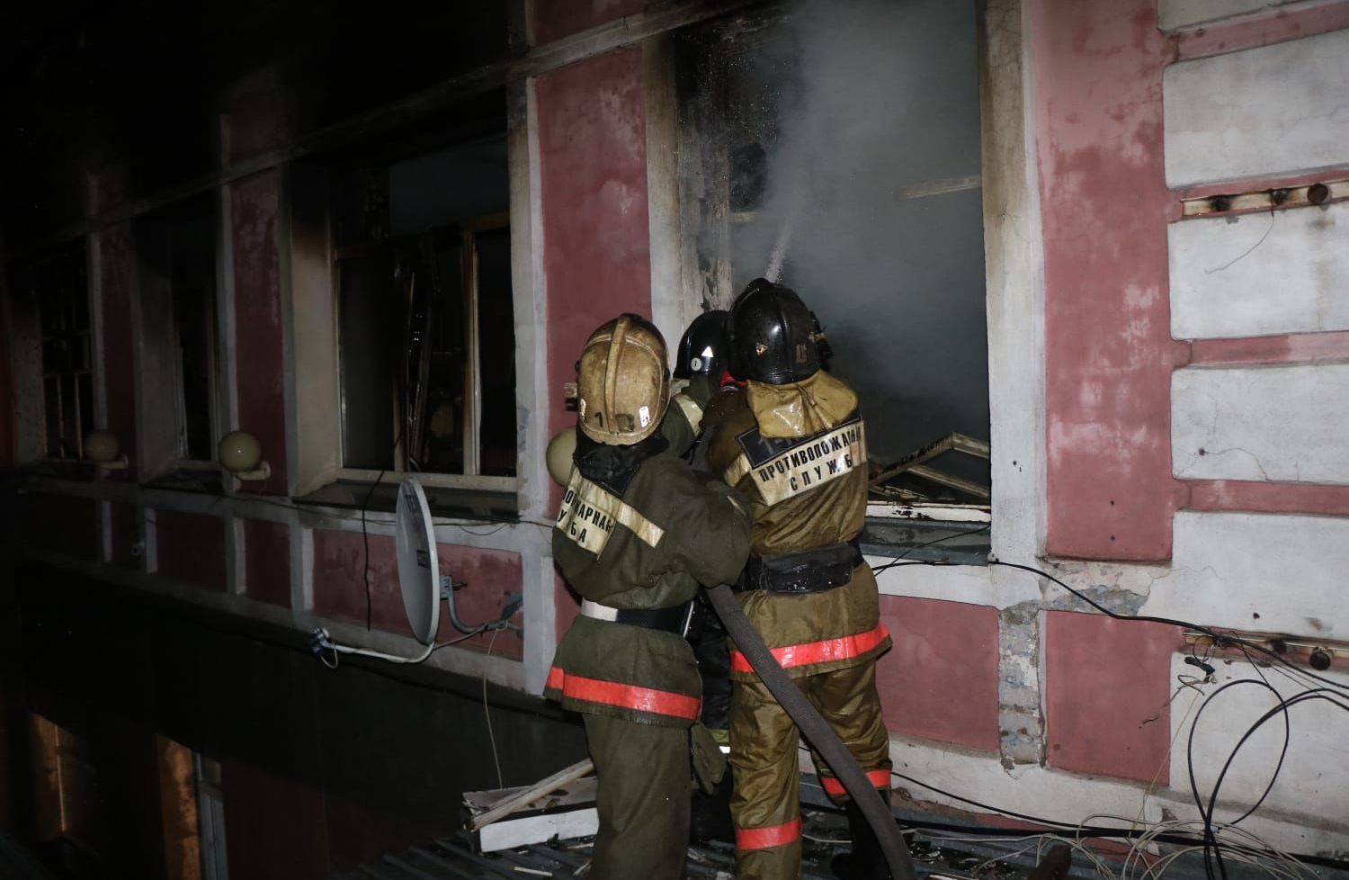 Сауну и кафе тушили всю ночь пожарные в Петропавловске