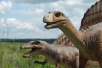 Динозавры в бурьяне: недостроенный парк аттракционов набирает просмотры в Сети 