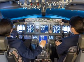 Курсанты садятся в кабину за штурвал, специальный проектор выводит за окна визуализацию того или иного города или аэропорта, и студенты учатся управлять уже большими судами.