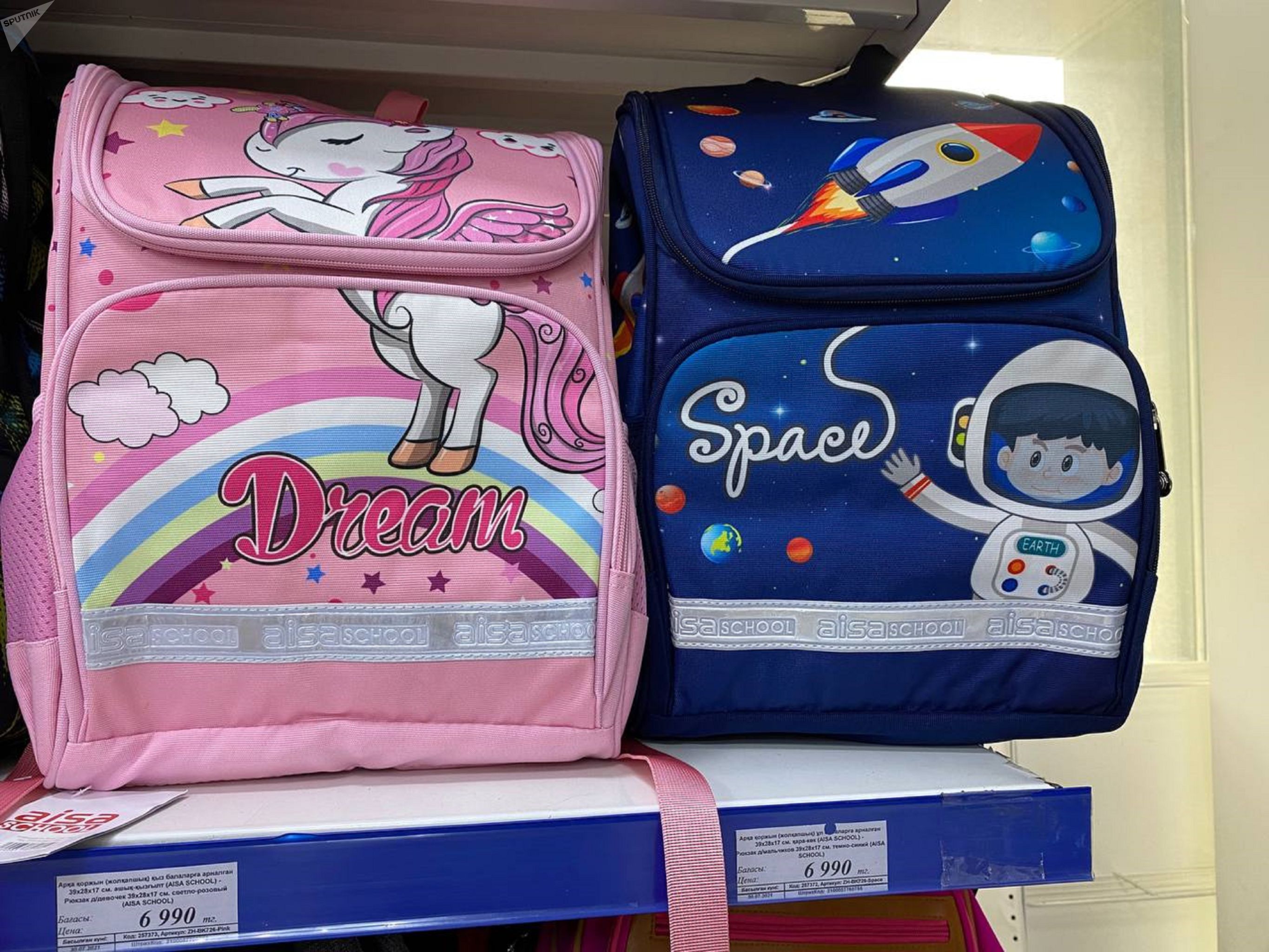 Школьные рюкзаки на полке в магазине 
