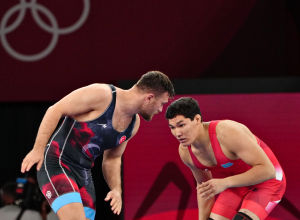 Казахстанский борец Алишер Ергали (справа)