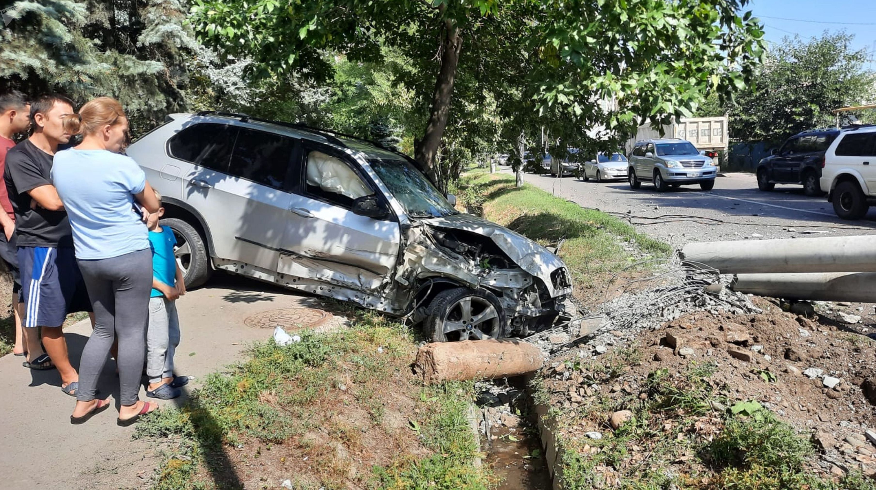 Автомобиль уронил два столба на внедорожник и упал в арык на перекресте улиц Навои и Тохтабаева 