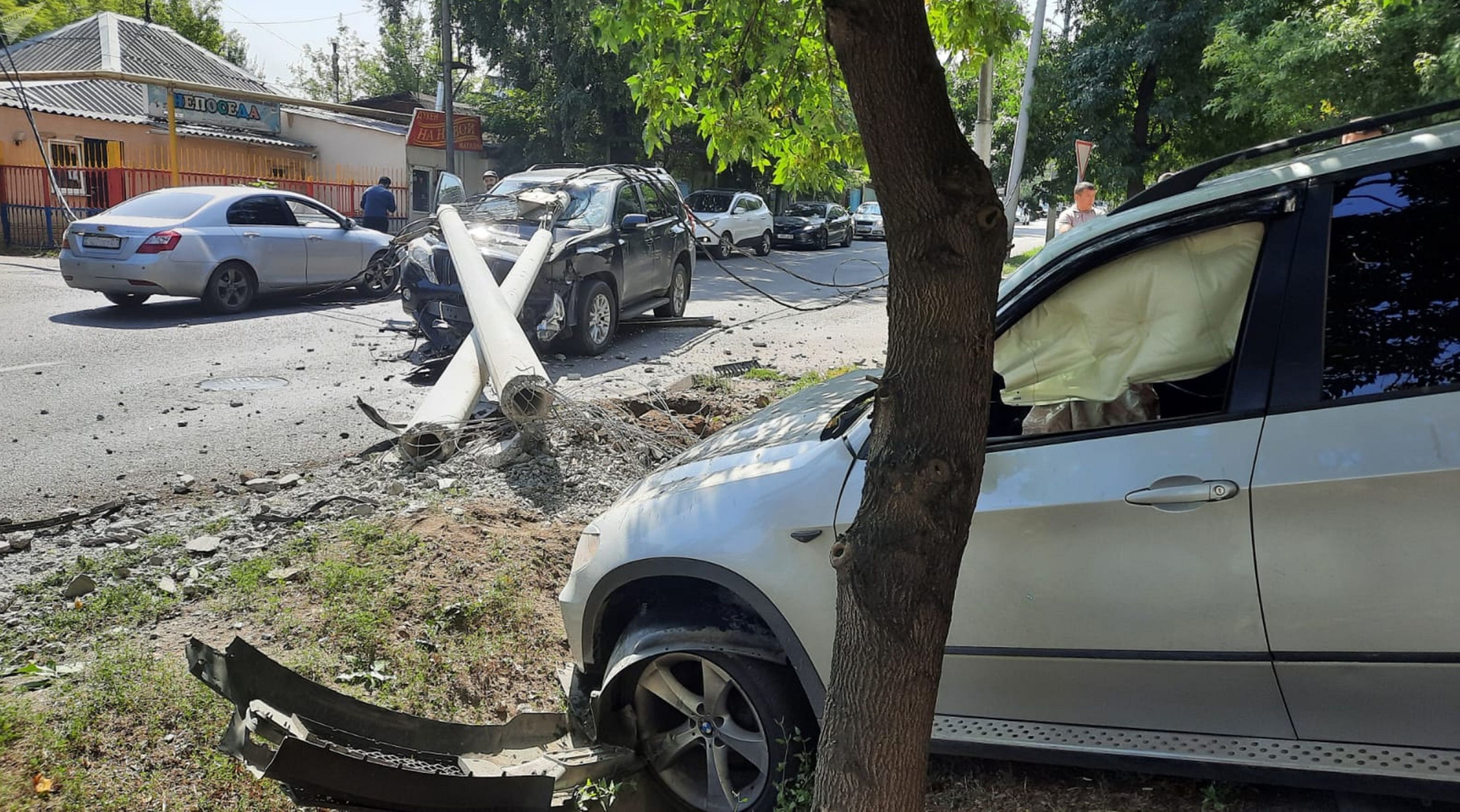 Автомобиль уронил два столба на внедорожник и упал в арык на перекресте улиц Навои и Тохтабаева 