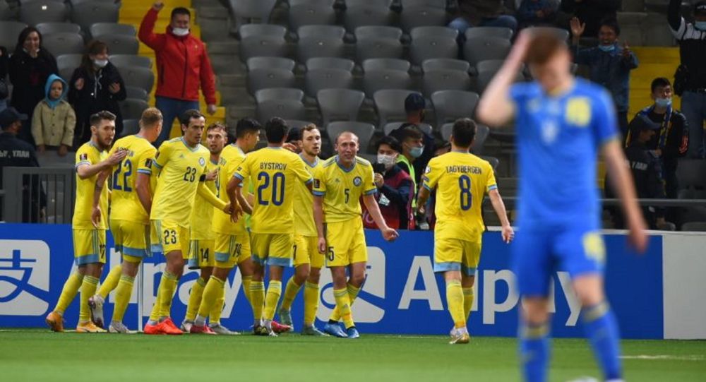 Игроки сборной Казахстана на поле во время матча против сборной Украины 