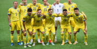 Сборная Казахстана позирует перед матчем с Украиной 