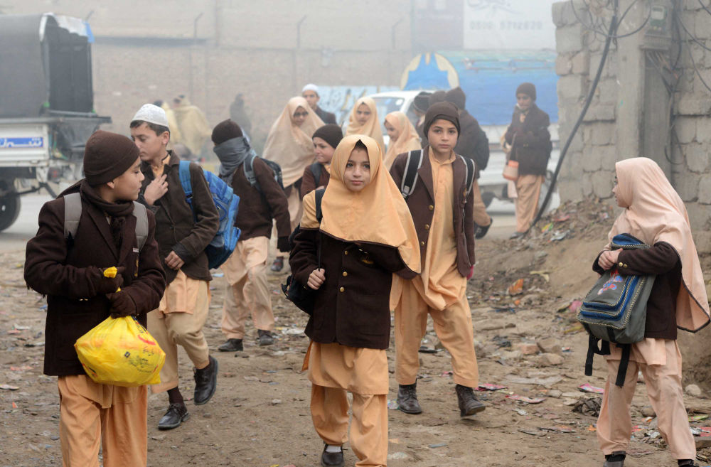 Пакистанские дети в школе в Пешаваре