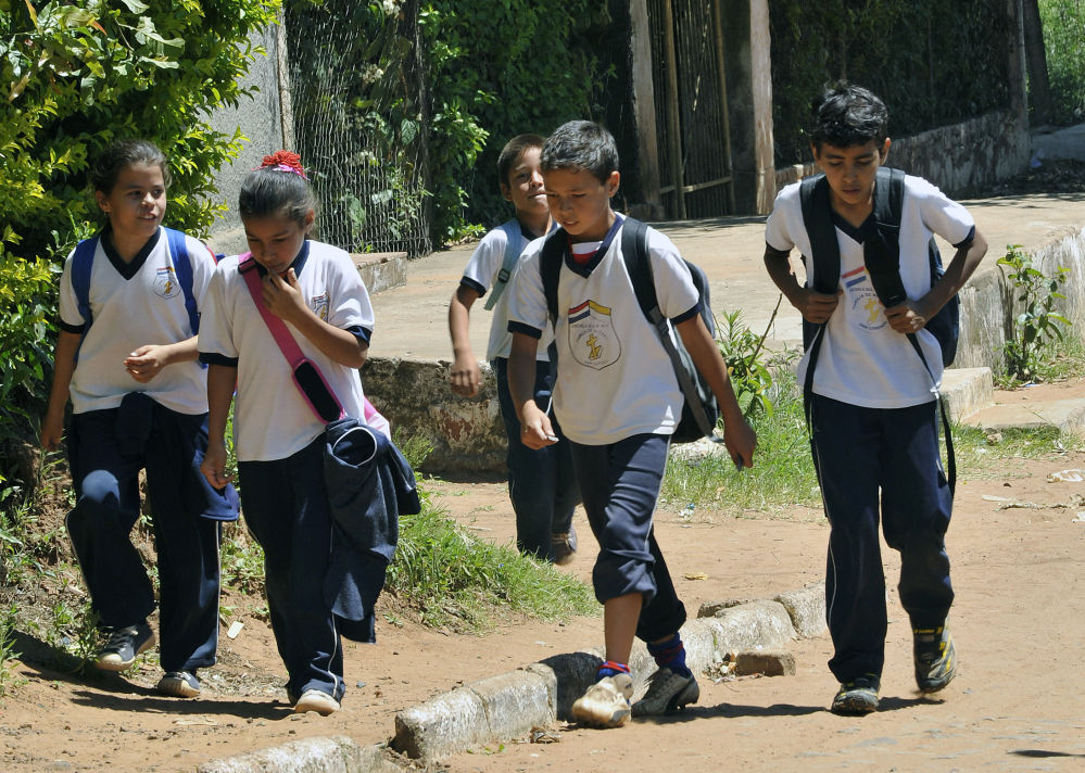 Школьники направляются в школу в Асунсьоне, Парагвай