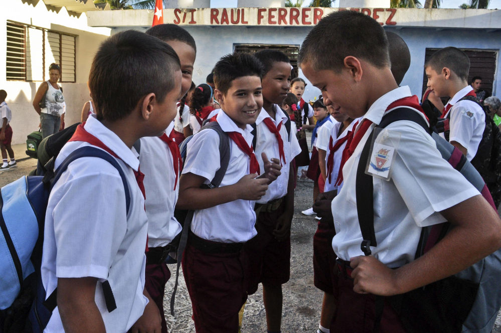 Школьники болтают во время перемены между уроками в Гаване