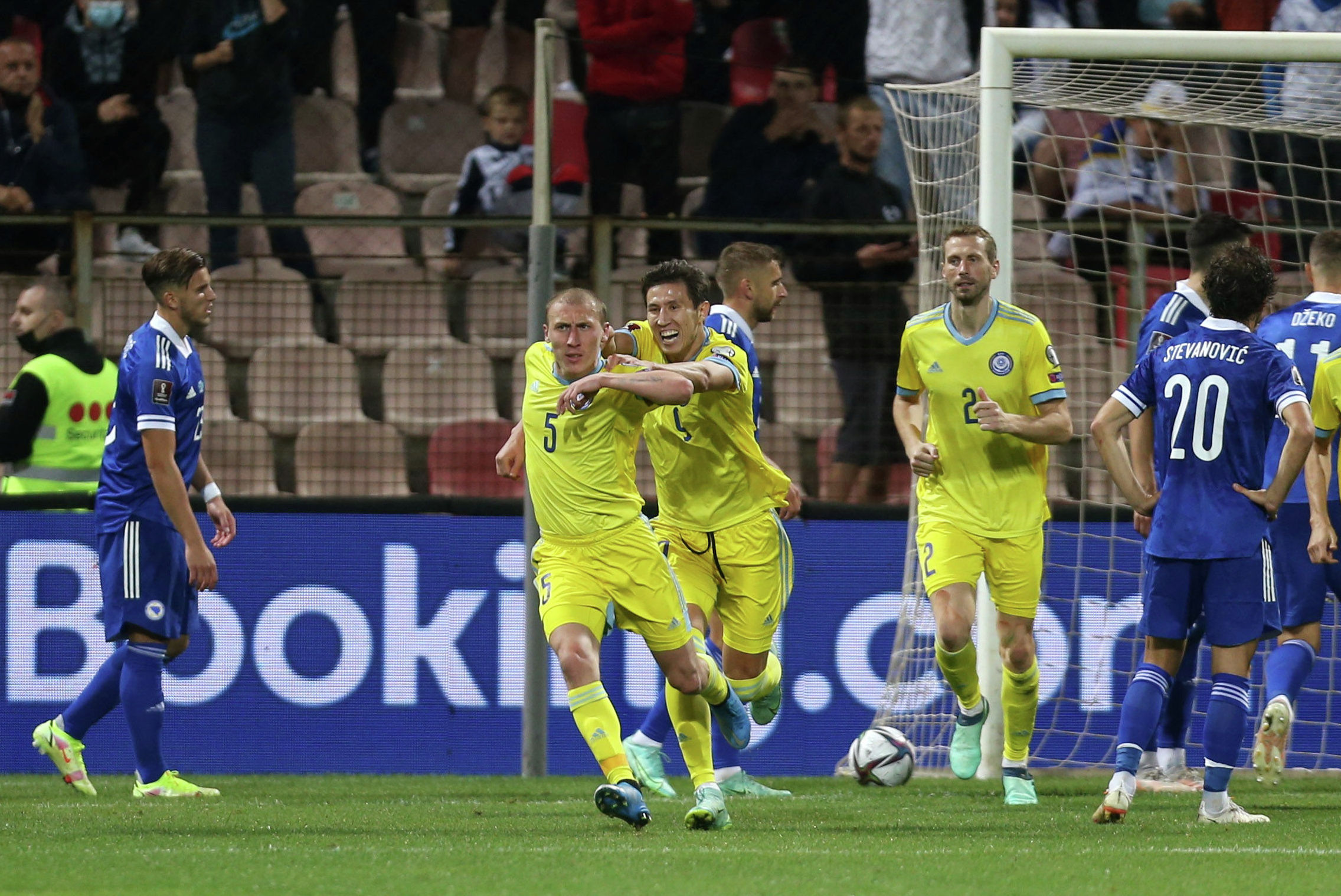 Матч Босния и Герцеговина - Казахстан - Исламбек Куат празднует свой первый гол