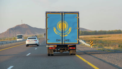 Флаг Казахстана нарисованный на грузовике